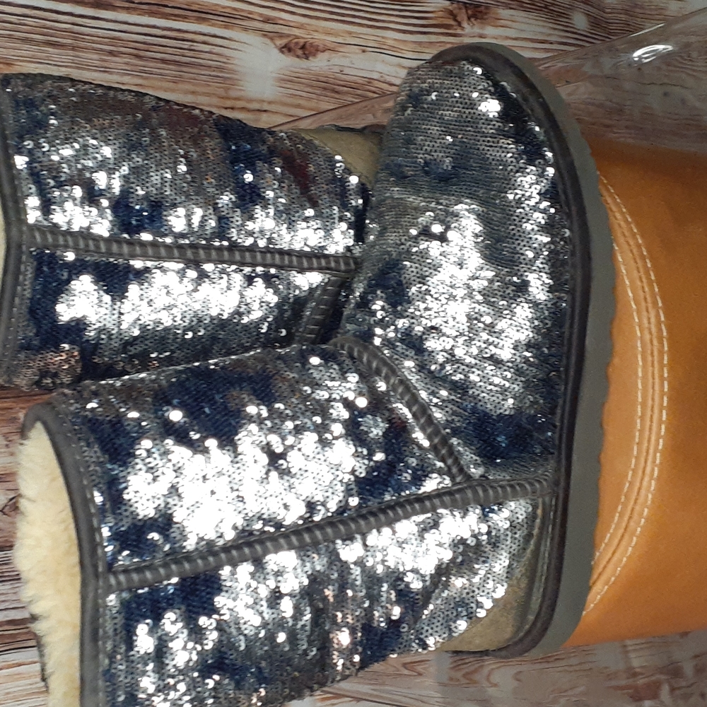 UGG - Picture 9 of 9